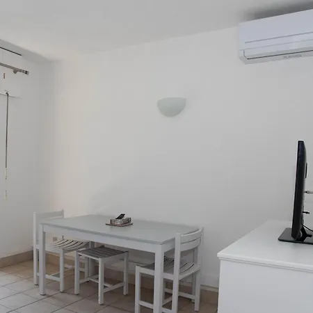 Le Lavandou, T2 + Cabine, Acces Plage, Parking Et Climatisation - Fr-1-803-88 Apartment Le Lavandou